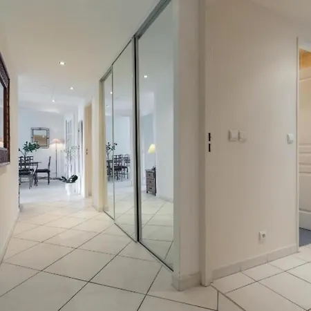 Centre 2mins From Stunning 3-bed Apartment Cannes