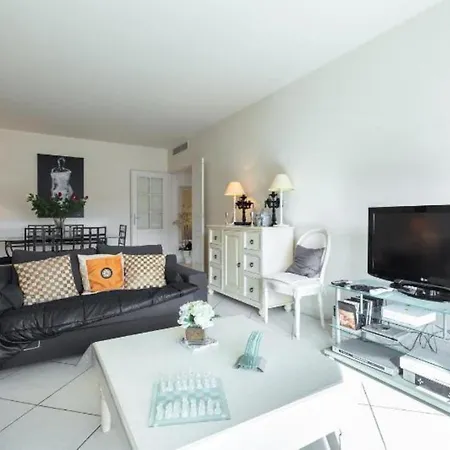Centre 2mins From Stunning 3-bed Apartment *