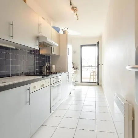 Apartment Centre 2mins From Stunning 3-bed *