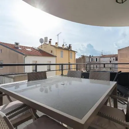 Apartment Centre 2mins From Stunning 3-bed *