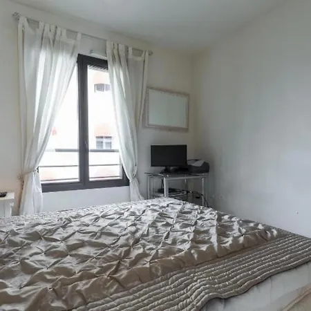 Apartment Centre 2mins From Stunning 3-bed *
