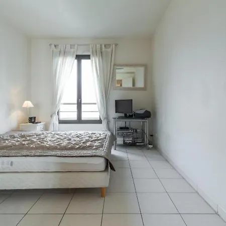 Apartment Centre 2mins From Stunning 3-bed *